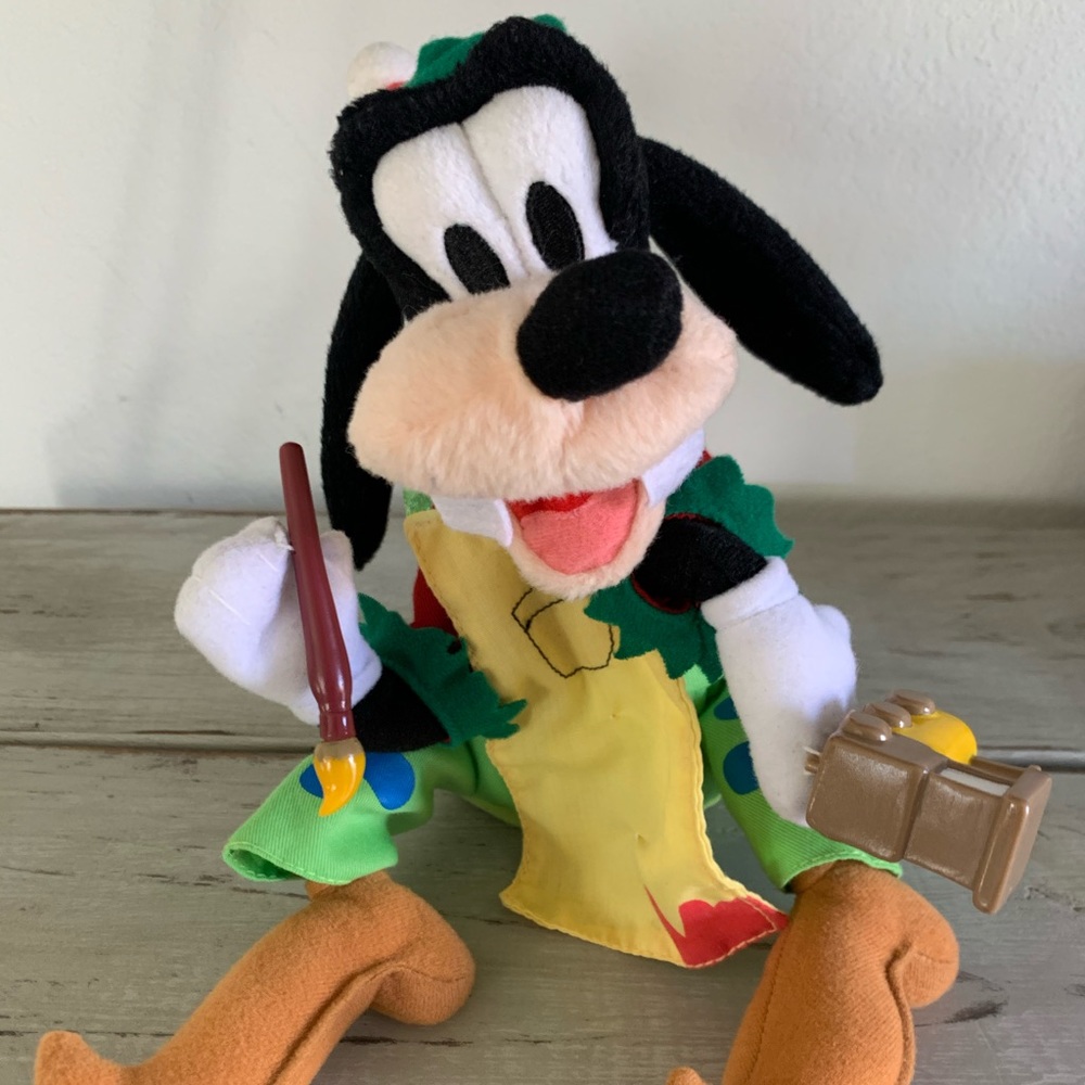 Collectible Disney Goofy “White Christmas” Singing elf Train Gemmy